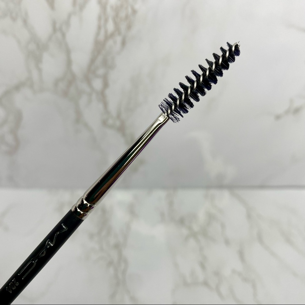 MAC Cosmetics 204S Lash Brush - Picture 2 of 3